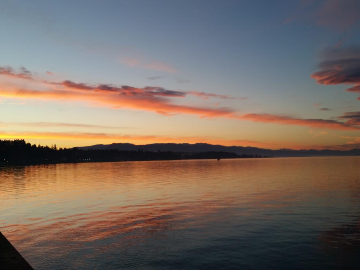 Sand Pebbles Inn Qualicum Beach Exterior photo