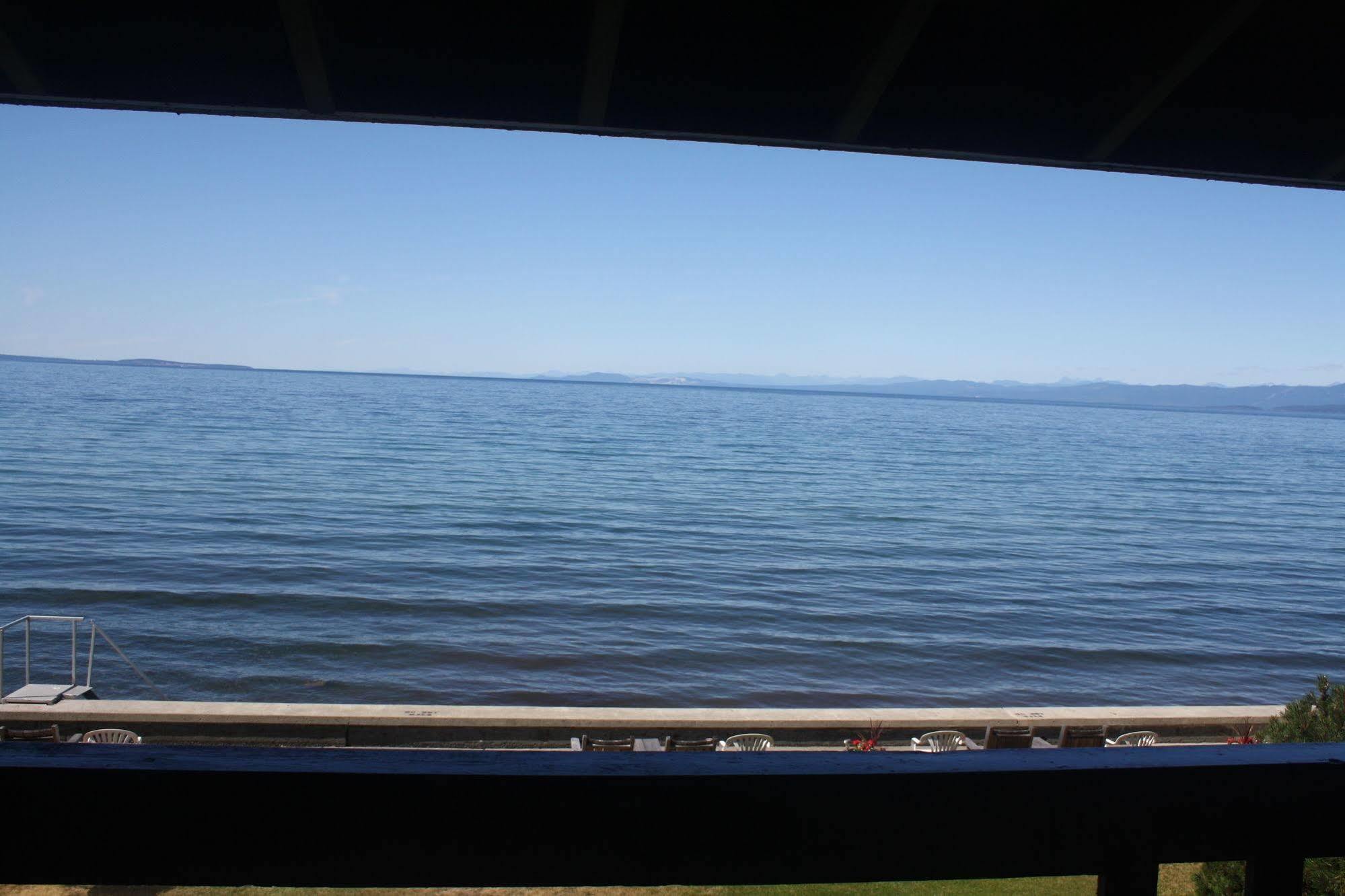 Sand Pebbles Inn Qualicum Beach Exterior photo